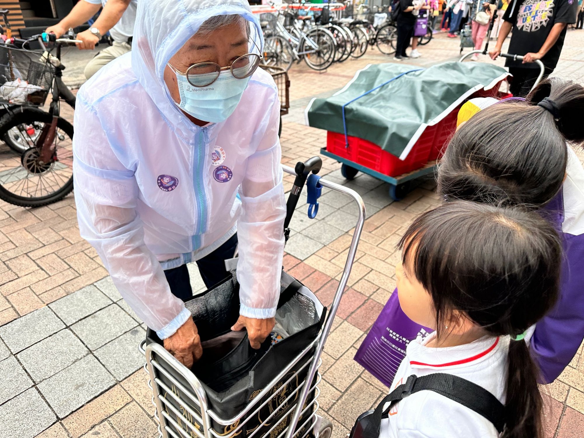 宣道會社會服務處全港賣旗日