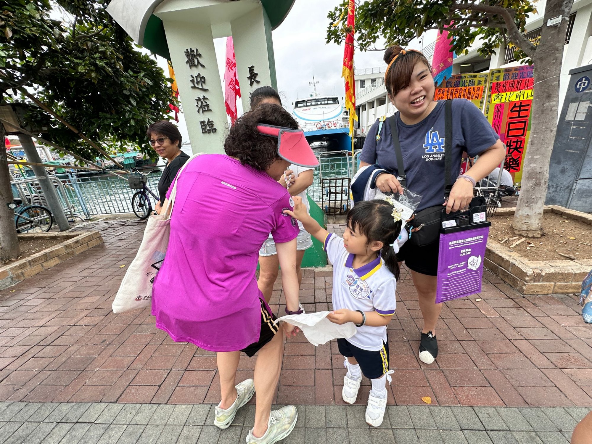 宣道會社會服務處全港賣旗日